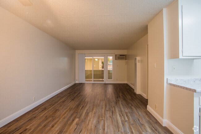 1BR, 1BA - 600SF