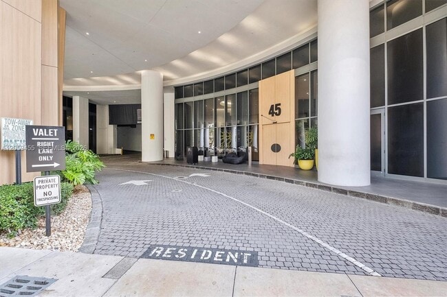 Photo - 45 SW 9th St Unidad 1401