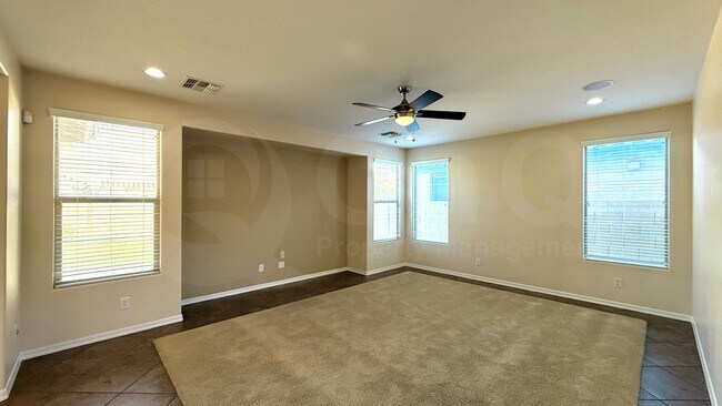 1542 W Homestead Dr