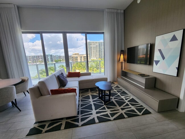 Building Photo - 2721 Hallandale Beach Blvd Rental