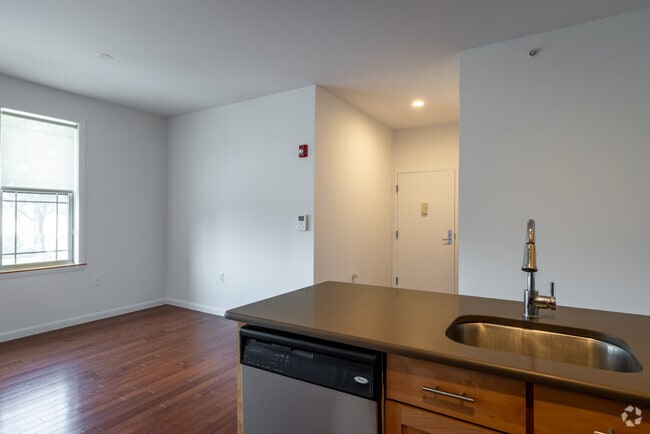 1BR, 1BA - 725-750SF - The Hub Brookdale