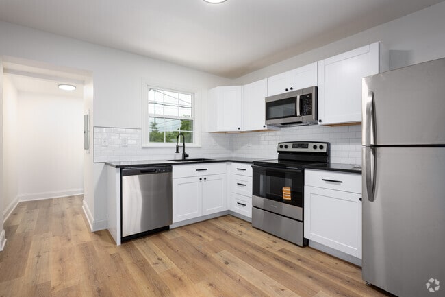 3BR, 2BA - 1,023SF - Kitchen - Old Town Heights