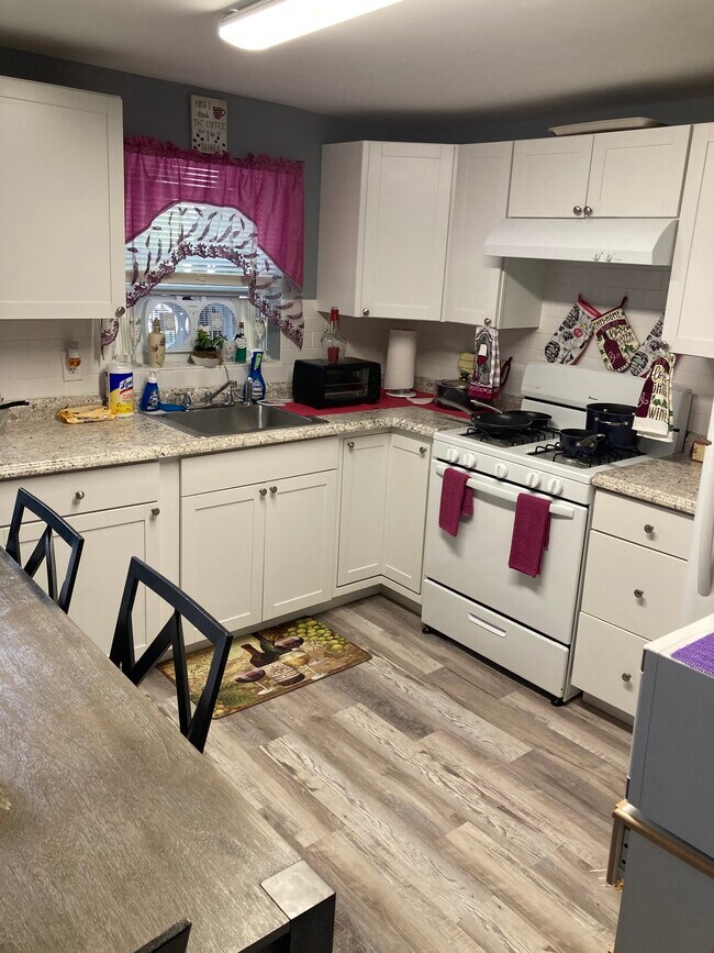 Photo - 586 Clinton St