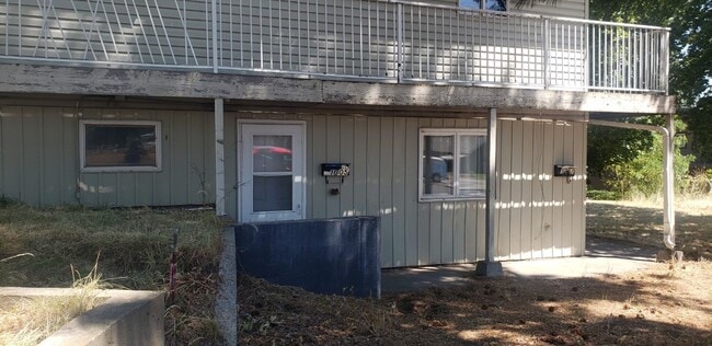 Building Photo - 2 bedroom 1 bath lower Unit 1305 2nd Street