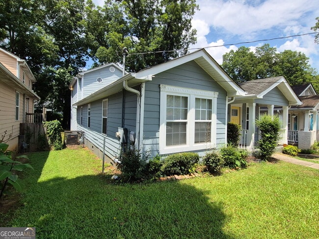 Photo - 1061 Fair St SW