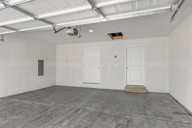 Photo - 4 bedroom home with a fenced in yard!