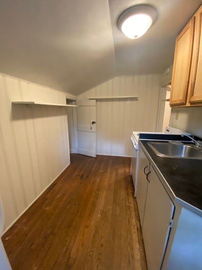 Building Photo - 1106f Unit B