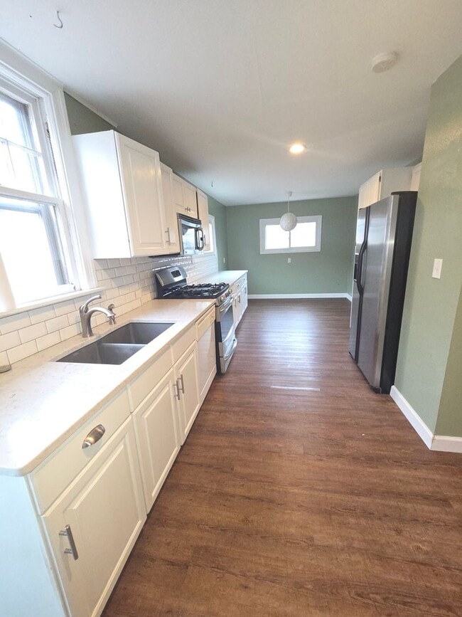 Photo - Large private home in Brentwood