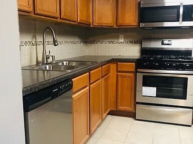 Kitchen - 350 E 60th Dr