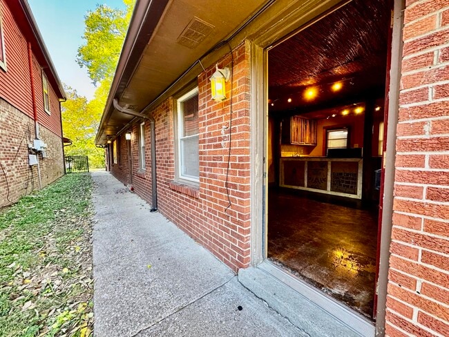Building Photo - 557 N Limestone Unit 2