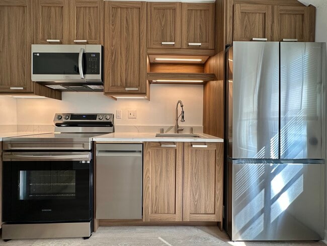 Building Photo - 4950 N Port Washington Rd Unit 3 Rental