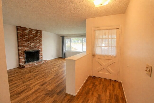 Photo - 4-Bedroom House with Fenced Backyard **Fresh Paint and New Flooring