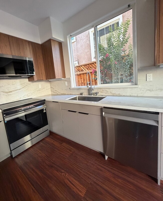 8922 Del Rio Cir
