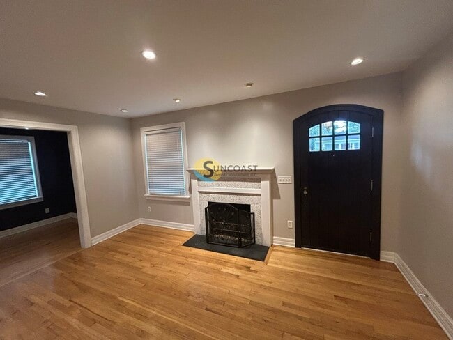 Photo - 353 W 68th St