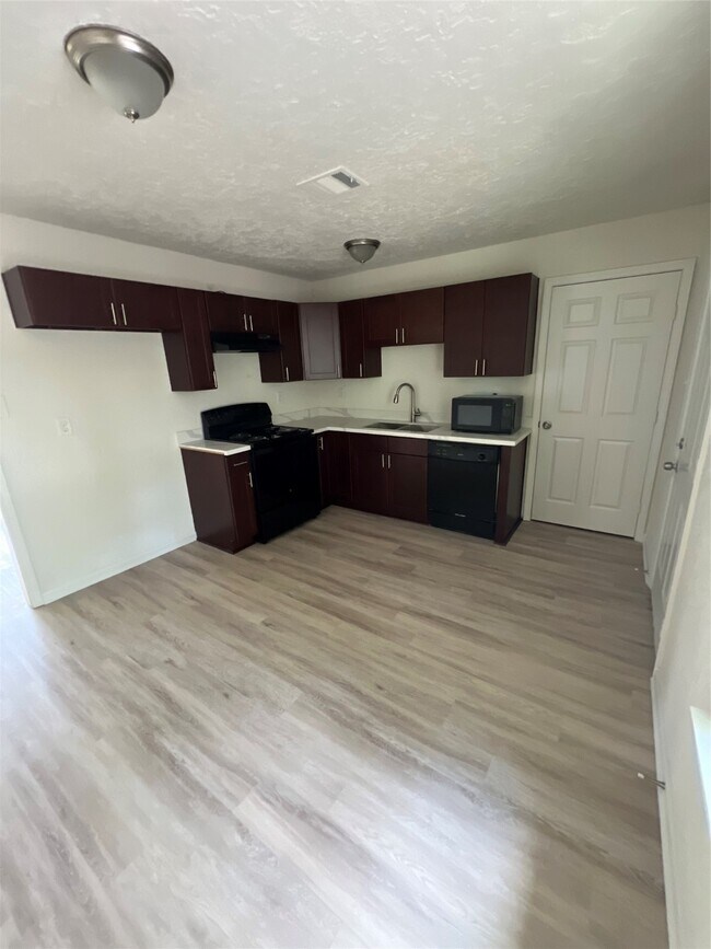 Photo - 5915 Beldart St