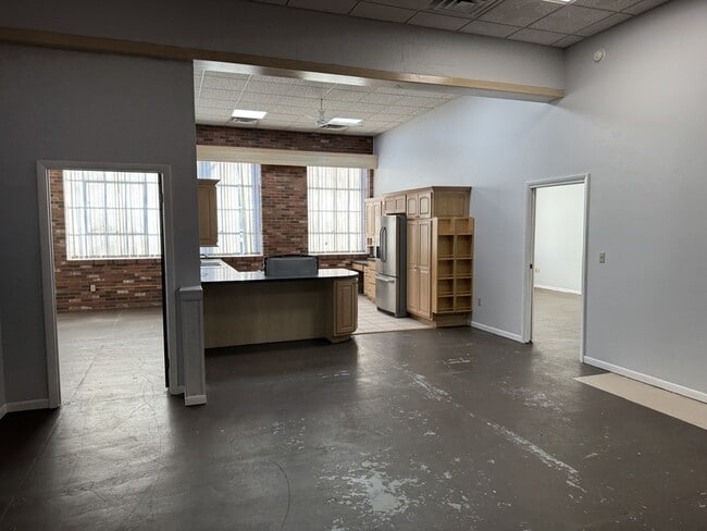 Building Photo - 20 W 5th St Unit 209
