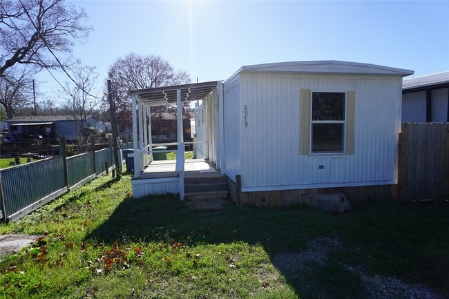 Building Photo - 8979 Gladewood