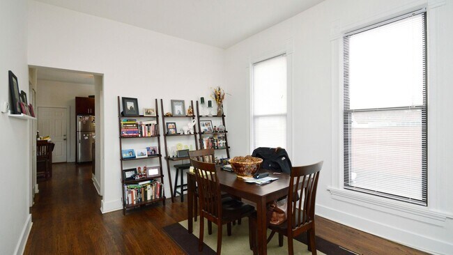Photo - Large 2bd/ + Den/1bth Updated, in West Town, Avail 8/1! Unit 1F