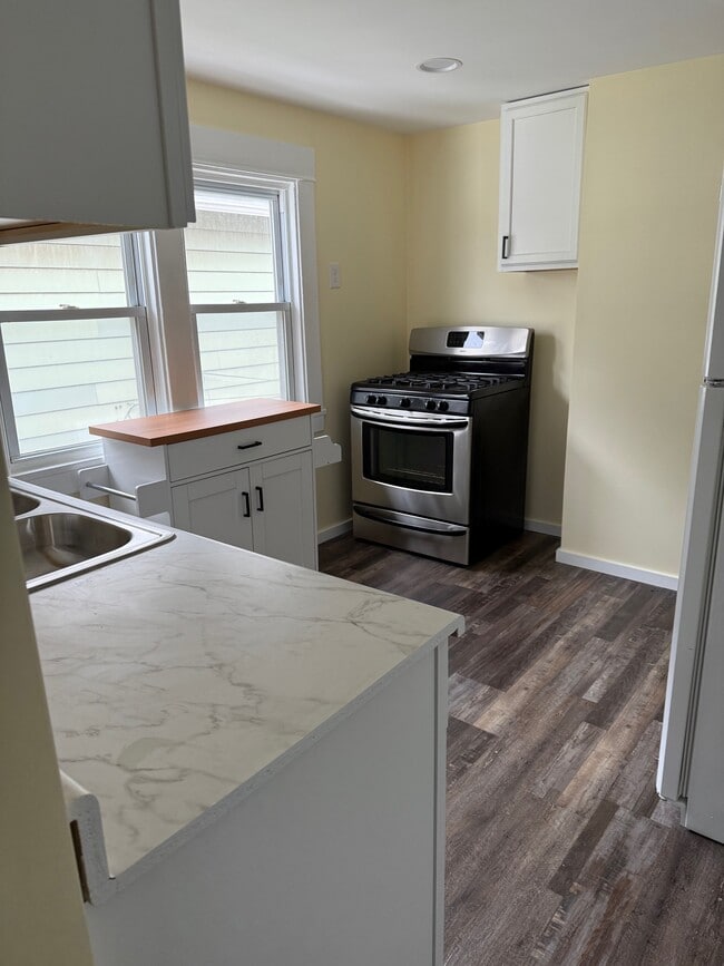 Photo - 100 Ladner Ave Unit Ladner #2