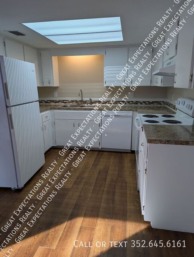 Building Photo - 121 SE 13th Ave