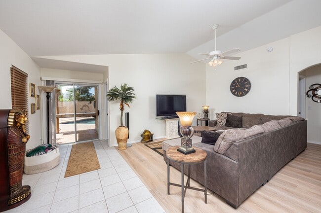 Photo - 707 W Baylor Ln