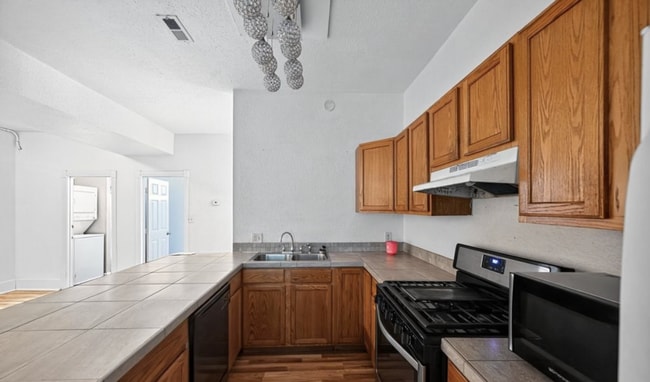 Photo - Charming half duplex in Sloane's Lake