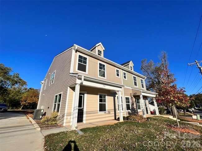 Photo - 574 N Broad St