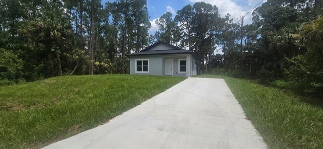 Building Photo - Great Location 2/1 Single Family Home