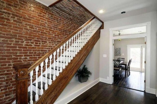 Classic staircase - 1123 Constitution Ave NE Unidad Upstairs Duplex