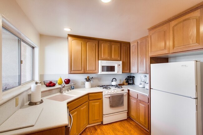 Building Photo - South Mission Beach | Fully Furnished 3BR/3BA | Utilities Included | Available 9/1/26–5/5/27 Unit Mission Bay Retreat
