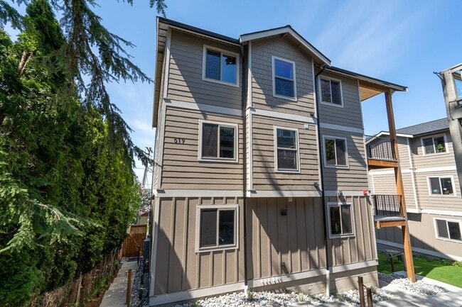 Building Photo - 519 N Forest St Unit #201