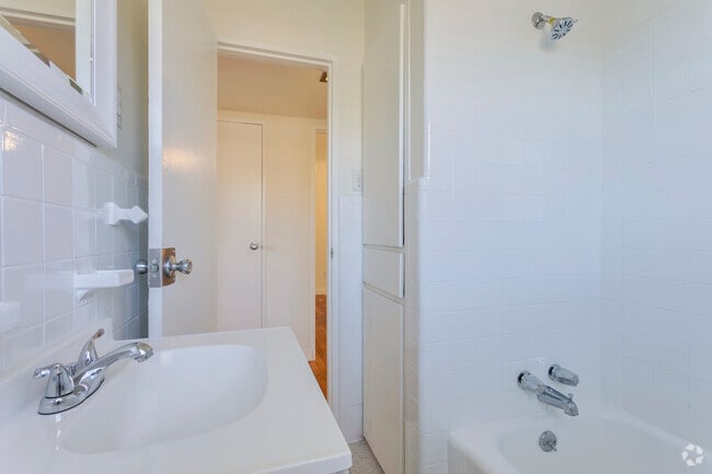 2BR,1BA - 793SF - Bathroom