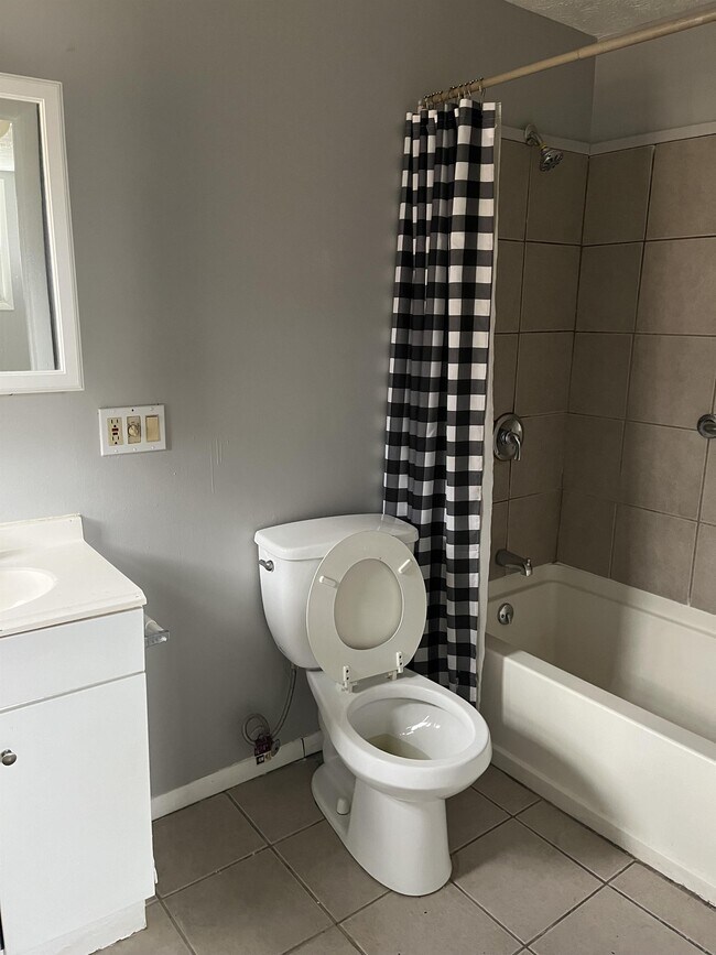 Photo - 309-311-311 Frost Ave