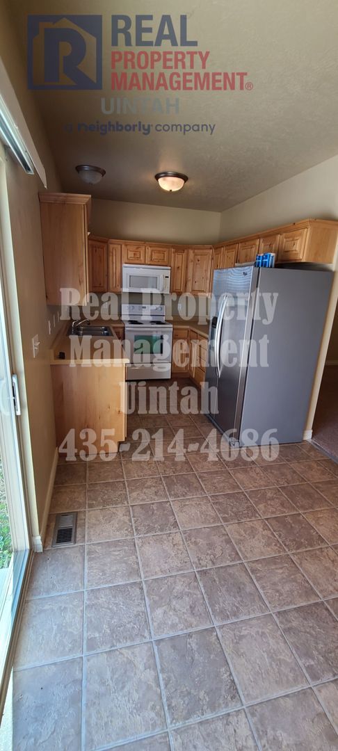 431 E Gray Fox Ln
