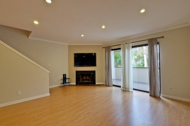 Photo - Popular Woodside Commons at Its Finest. Unit 24