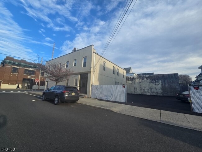 Building Photo - 573 Van Houten Ave Unit 3