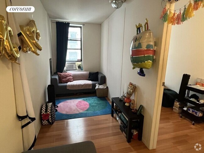 Building Photo - 524 W 50th St Rental