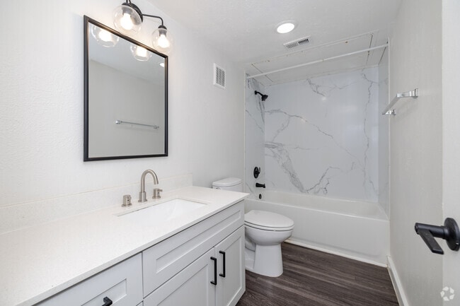 2BR, 2BA - 940SF - Bathroom