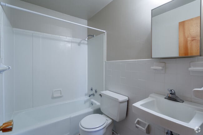 2BR, 1BA - 700 SF