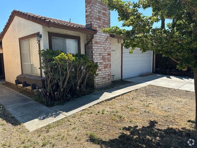Building Photo - 3-bedroom, 2 car garage, dishwasher, stove... Rental