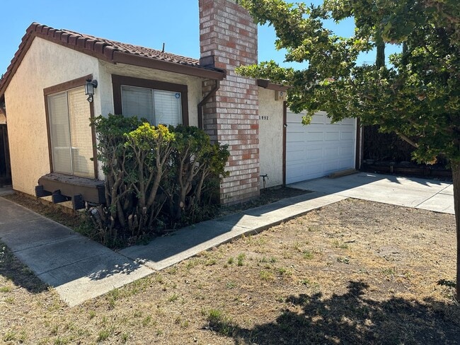 Building Photo - 3-bedroom, 2 car garage, dishwasher, stove... Rental