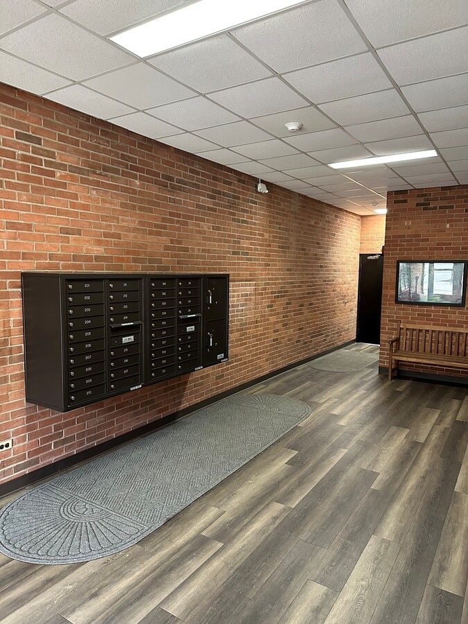 Lobby - 1351 N Western Ave Unit 304