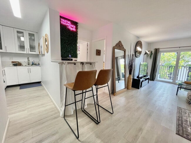 Building Photo - 3000 Riomar St Unit 307