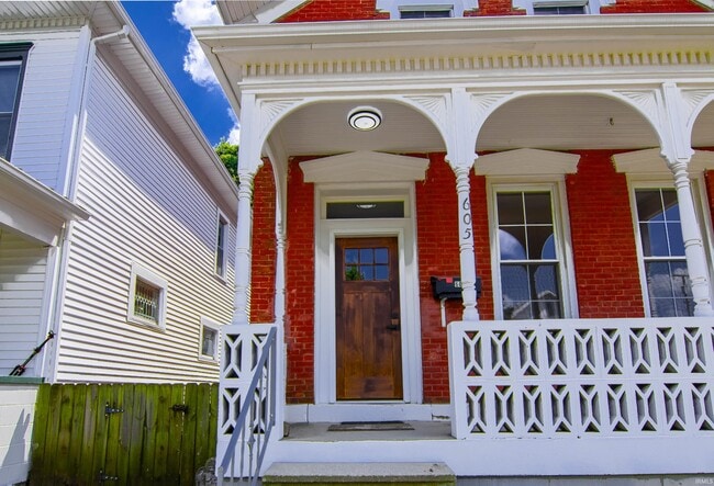 Photo - 605 Lavina St