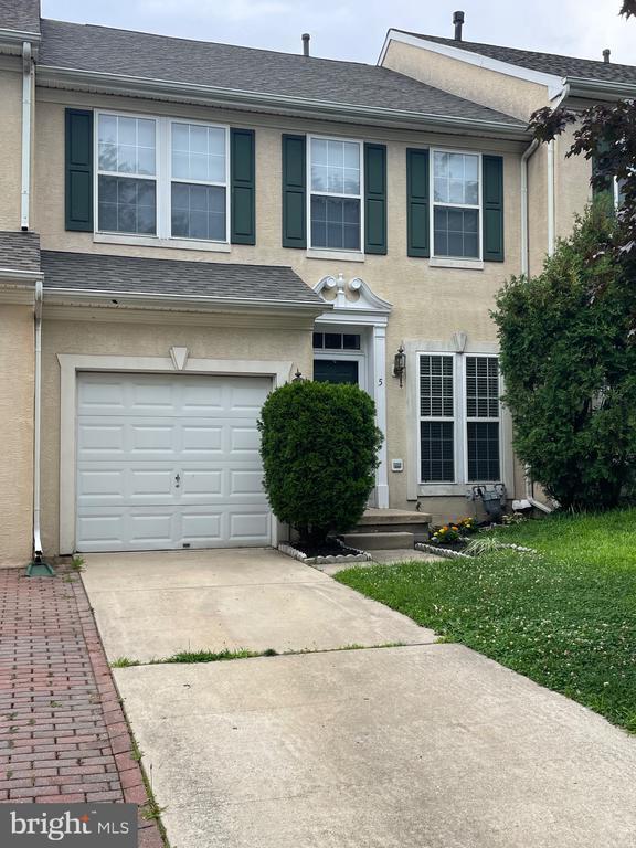 Building Photo - 5 Bridle Ct