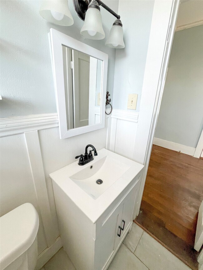 Building Photo - 901 Broadway Avenue J Unit UP