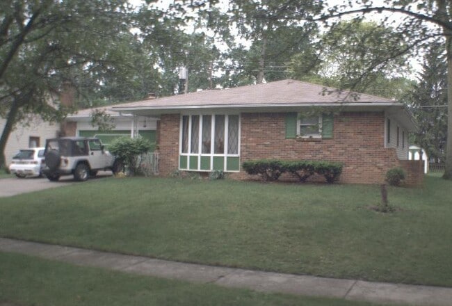 Building Photo - 3 Bedroom 2 Bath Ranch Style Home in Forest Park