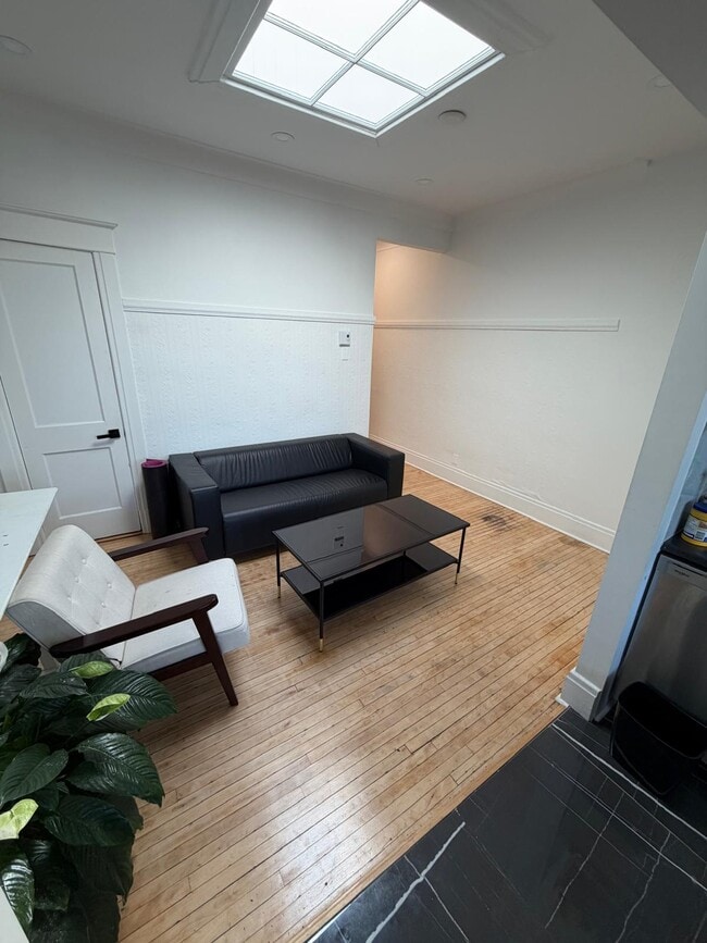 Building Photo - 8325 Rue Foucher Unit appartement 8325A