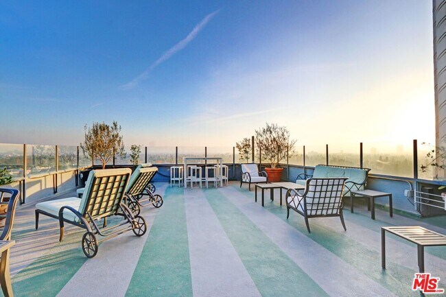 Photo - 450 N Rossmore Ave