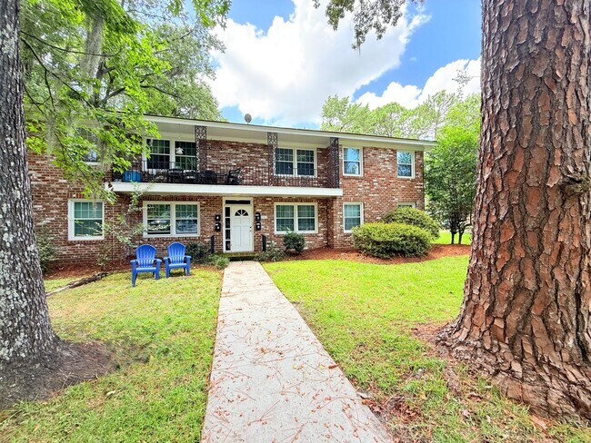 Building Photo - Quaint Upstairs 2 Bedroom Unit #4 Rental